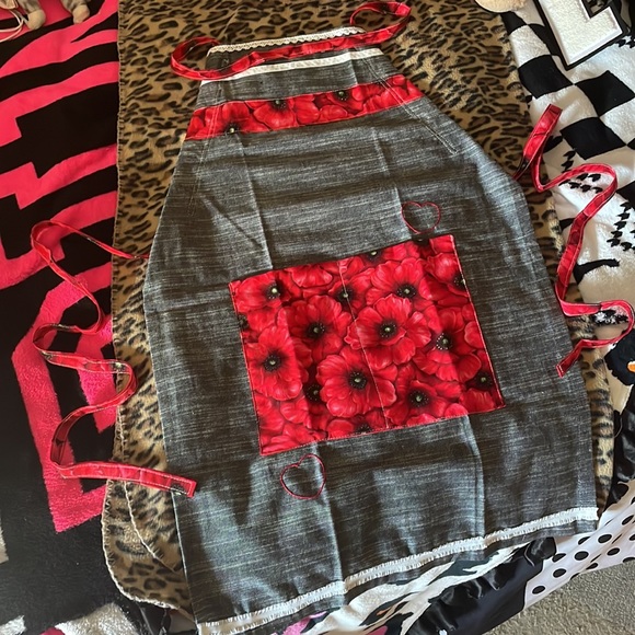 Red handmade “Amaryllis” Apron - Picture 7 of 12